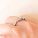 Anello “trilogy” in oro bianco 9K con diamanti (0.25ctw ca.), anni ‘80/‘90
