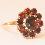 Anello a margherita vintage in oro giallo 9K con granati (2.50ctw ca.), anno 1972-1973