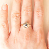 Anello a margherita vintage in oro giallo e bianco 9K con zaffiro (0.25ct ca.) e diamanti (0.06ctw ca.), anni ‘60