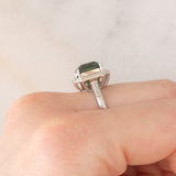 Anello a margherita vintage in oro bianco 18K con tormalina verde (2.80ct) e diamanti (0.40ctw), anni ‘2000