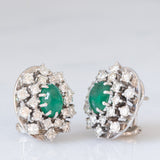Orecchini a margherita vintage in oro bianco 14K con smeraldi (3ctw ca.) e diamanti di taglio brillante (2.80ctw ca.), anni ‘70/‘80