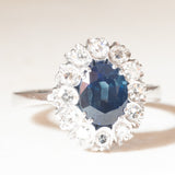 Anello a margherita vintage in oro bianco 14K con zaffiro (1.40ct ca.) e diamanti (0.30ctw ca.), anni ‘60/‘70