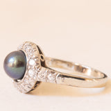 Anello a margherita vintage in oro bianco 14K con perla nera e diamanti di taglio brillante (0.40ctw ca.), anni ‘70