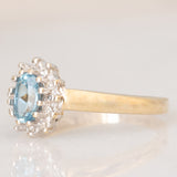 Anello a margherita vintage in oro giallo 9K con topazio azzurro (0.55ct ca.) e diamanti (0.05ctw ca.)