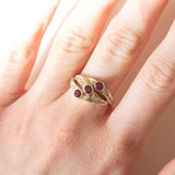 Anello “triplo” in oro giallo 14K con rubini sintetici (0.45ctw ca.) e diamanti di taglio brillante (0.22ctw ca.), anni ‘80