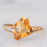 Solitario in oro giallo 9K con quarzo citrino di taglio a cuore (2.18ct ca.) e diamanti