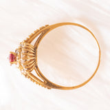 Anello ballerina vintage in oro giallo 18K con rubino di taglio a goccia (0.35ct ca.) e diamanti di taglio brillante e tapered (1ctw ca.), anni ‘70