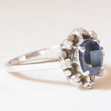 Anello a margherita vintage in oro bianco 14K con zaffiro (2ct ca.) e diamanti (0.16ctw ca.), anni ‘60/‘70