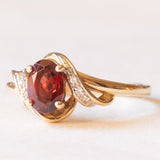 Anello vintage in oro giallo e bianco 9K con granato e cubic zirconia, anni ‘70/‘80