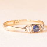 Trilogy antico in oro giallo 9K con zaffiro blu (0.12ct ca.) e zaffiri bianchi, anni ‘10