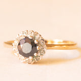 Anello a margherita vintage in oro giallo 9K con zaffiro (0.70ct ca.) e diamanti (0.05ctw ca.), anni '70