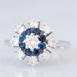 Anello a fiore vintage in oro bianco 14K con zaffiri (0.32ctw ca.) e diamanti di taglio brillante (0.84ctw ca.), anni ‘70