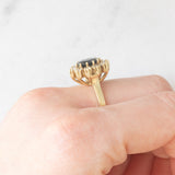 Anello a margherita vintage in oro giallo 14K con zaffiro (1.30ct ca.) e diamanti di taglio brillante (0.47ctw ca.), anni ‘60/‘70