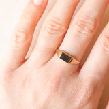 Anello chevalier vintage in oro giallo 9K con onice, anno 1984
