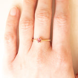 Anello vintage in oro giallo 10K con spinello rosa sintetico (0.30ct ca.) e diamanti