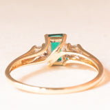 Trilogy vintage in oro giallo 9K con smeraldo sintetico (0.40ct ca.) e diamanti (0.02ctw ca.), anni ‘60/‘70