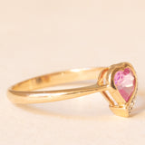 Anello vintage in oro giallo 9K con zaffiro rosa sintetico di taglio a cuore (0.60ct ca.) e diamante, anni ‘90 ca.