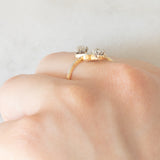Anello Art Nouveau in oro giallo e bianco 14K con diamanti di taglio vecchia miniera (0.30ctw ca.) e di taglio rosetta, anni ‘20