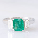 Trilogy vintage in stile Art Déco in platino con smeraldo (0.90ct) e diamanti (0.46ctw), anni ‘80