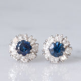 Orecchini a margherita vintage in oro bianco 14K con topazi blu (0.70ctw ca.) e diamanti (0.32ctw ca.), anni ‘70