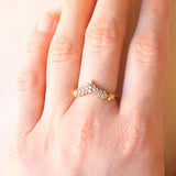 Anello a “V” vintage in oro giallo e bianco 9K con diamanti (0.15ctw ca.), anni ‘70/‘80