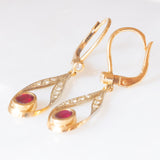 Orecchini pendenti vintage in oro giallo e bianco 18K con rubini (0.70ctw ca.) e diamanti di taglio brillante (0.07ctw ca.), anni ‘50/‘60