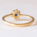 Anello a margherita vintage in oro giallo 18K con zaffiro (0.17ct ca.) e diamanti di taglio brillante (0.04ctw ca.), anni ‘70/‘80