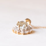 Collana vintage con catenina in oro giallo 9K e con ciondolo a margherita in oro giallo e bianco 9K con quarzo verde e diamanti, anni ‘70/‘80