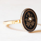 Anello antico in oro giallo 14K con smalti neri e perlina bianca, primi del ‘900