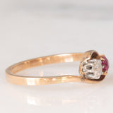 Anello Toi et Moi in oro giallo 14K con rubino sintetico (0.17ct ca.) e diamante di taglio vecchia Europa (0.15ct ca.), anni ‘10/‘20