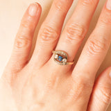 💙⚜️ Anello Art Nouveau contrarier + trilogy in oro giallo 14K con pasta di vetro blu e diamanti di taglio vecchia miniera (0.35ctw ca.), anni ‘10