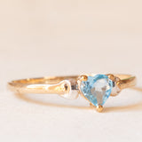 Solitario vintage in oro giallo e bianco 9K con topazio azzurro di taglio a cuore (0.40ct ca.), anni ‘90