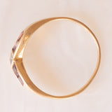 Anello vintage a “V” in oro giallo 9K con tormaline rosse, ametiste e acquamarina, anno 1990