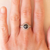 Anello a margherita vintage in oro bianco 14K con perla nera e diamanti di taglio brillante (0.40ctw ca.), anni ‘70