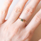 Anello solitario in oro giallo e bianco 14K con cromodiopside, anni ‘60/‘70