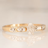 Anello a fascia con fiore centrale in oro giallo 9K con diamanti (0.05ctw ca.), anni ‘70/‘80