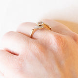 Anello vintage in oro giallo e bianco 9K con topazio azzurro trattato (0.40ct ca.) e diamanti, anni ‘60/‘70