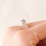 Trilogy vintage in oro bianco 9K con tanzaniti (0.50ct ca.) e diamanti (0.03ctw ca.), anni ‘80/‘90
