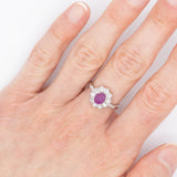 Anello a margherita vintage in platino con rubino stellato (1.35ct) e diamanti (0.66ctw ca.), anni ‘90