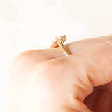 Anello a fiore vintage in oro giallo 9K con opali (0.35ctw ca.), anno 1979