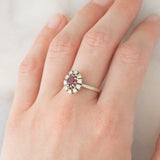Anello a margherita vintage in oro bianco 14K con rubino (0.50ct ca.) e diamanti (0.30ctw ca.), anni ‘70/‘80