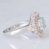 Anello a margherita moderno in oro bianco 9K con acquamarina (0.60ct ca.), diamanti (0.12ctw ca.) e morganiti (0.84ctw ca.), anni ‘2000