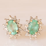 Orecchini a margherita in oro giallo 9K con smeraldi (0.80ctw ca.) e diamanti (0.12ctw ca.), anni ‘70/‘80