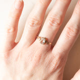 Anello vintage in oro giallo 8K con acquamarina (0.45ct ca.) e decorazioni floreali, anni ‘60/‘70