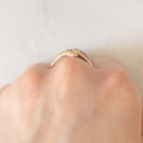 Anello contrarier antico a doppio serpente in oro giallo 14K con smeraldi, rubini e diamanti di taglio vecchio (0.16ctw ca.), anni ‘20