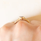 Anello vintage in oro giallo 9K con ametista di taglio trillion (0.45ct ca.) e diamanti di taglio brillante (0.09ctw ca.), anni ‘70