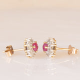 Orecchini a margherita in oro giallo e bianco 9K con rubini (0.30ctw ca.) e diamanti (0.20ctw ca.), anni ‘60/‘70