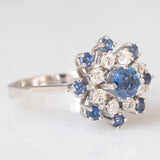 Anello a fiocco di neve vintage in oro bianco 14K con zaffiri (1.10ctw ca.) e diamanti di taglio brillante (0.48ctw ca.), anni ‘70/‘80