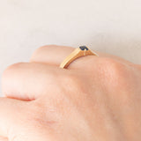 Solitario a fascia vintage in oro giallo 14K con zaffiro di taglio carré (0.18ct ca.), anni ‘70