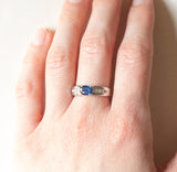 Anello a fascia vintage francese in oro bianco 18K con zaffiro (0.75ct ca.) e diamanti (0.18ctw ca.), anni ‘70/‘80